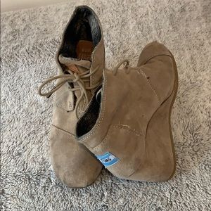 Toms wedge suede lace up tan booties size 7.5
